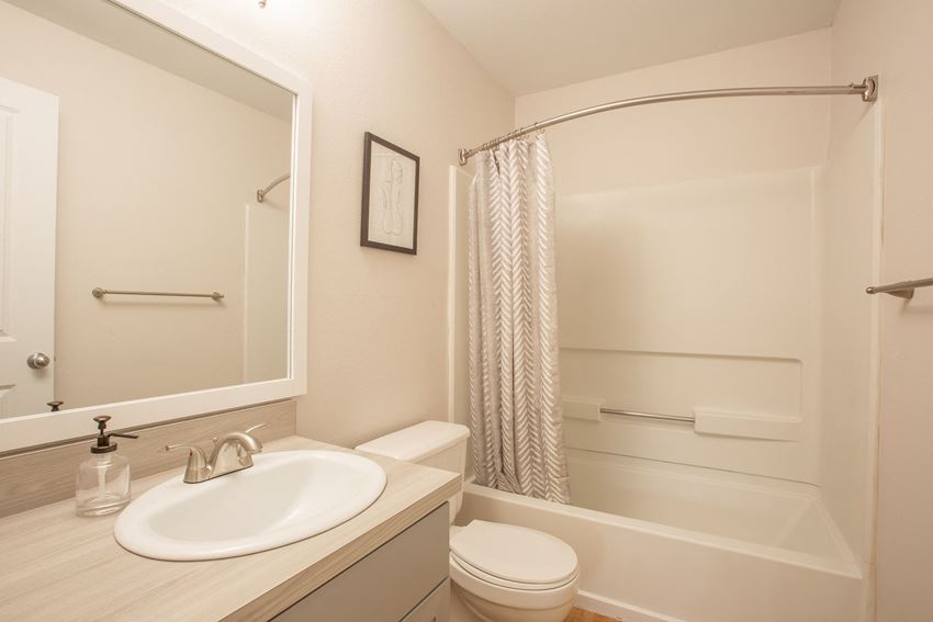 Miramonte Lodge Apartments, 12200 SE Mcloughlin Boulevard, Milwaukie